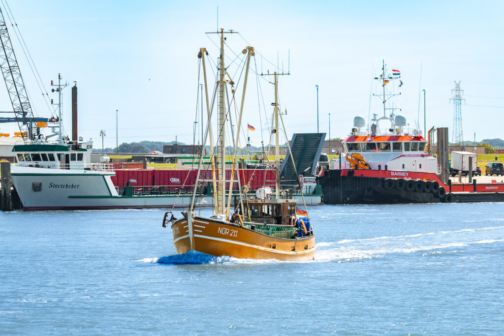 FR: Bateau de pêche quittant le port de Norden en Allemagne - DE: Fischerboot im Hafen von Norden